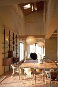 ein Esszimmer mit einem großen Holztisch und Stühlen in der Unterkunft Ferienhaus in Volterra mit Terrasse, Grill und gemeinschaftlichem Pool in Volterra
