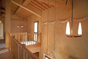 Zimmer mit einer Treppe und einem Kronleuchter in der Unterkunft Ferienhaus in Volterra mit Terrasse, Grill und gemeinschaftlichem Pool in Volterra + 29 Fotos