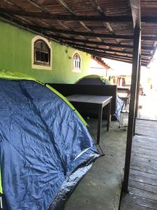 ein Zelt, das sich in einem Gebäude mit einem Tisch befindet in der Unterkunft Camping Refugio SacodoCeu2026 in Saco do Ceu
