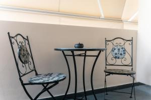 deux chaises et une table dans une pièce dans l'établissement CityLife studio 2'from metaxourgio station 2A, à Mesochórion 18 autres photos
