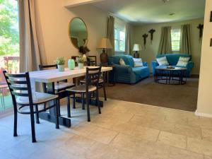 Posezení v ubytování Avon Nature Retreat by Creek + 15 fotografií