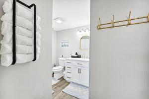 Ένα μπάνιο στο 3BR home in Lorain near Lake Erie & Cedar Point +30 φωτογραφίες