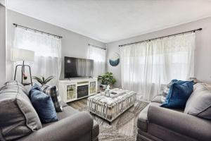 Μια τηλεόραση ή/και κέντρο ψυχαγωγίας στο 3BR home in Lorain near Lake Erie & Cedar Point