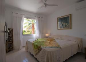 ein weißes Schlafzimmer mit einem Bett und einem Fenster in der Unterkunft Ferienhaus für 4 Personen ca 80 m in Colònia de Sant Pere, Mallorca Nordostküste von Mallorca in Colònia de Sant Pere