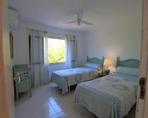ein Schlafzimmer mit zwei Betten und einem Fenster in der Unterkunft Ferienhaus für 4 Personen ca 80 m in Colònia de Sant Pere, Mallorca Nordostküste von Mallorca in Colònia de Sant Pere