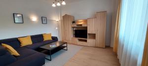 ein Wohnzimmer mit Sofa und Tisch in der Unterkunft Appartements Romanin in Pörtschach am Wörthersee