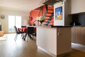 TV a/nebo společenská místnost v ubytování spacieux appartement - vue sur chenal - 6 personnes