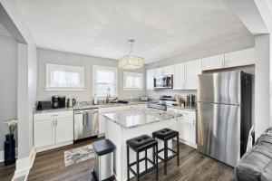 Η κουζίνα ή μικρή κουζίνα στο 3BR home in Lorain near Lake Erie & Cedar Point