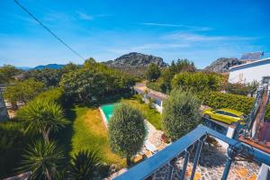 een uitzicht op een achtertuin met een zwembad en bomen bij La Llave Rural in Benaocaz