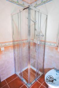 een douche in een badkamer met toilet bij La Llave Rural in Benaocaz