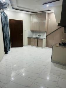 una stanza vuota con cucina e porta di Peaceful Stay 2nd Home Appartment a Faisalabad Altre 9 foto