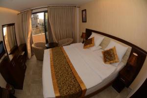 Postel nebo postele na pokoji v ubytování Royal Suites