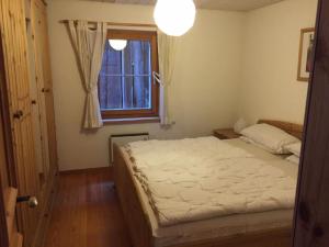 Un dormitorio con una cama y una ventana en Curtin Sot 15A, en Sent