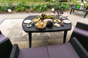 une table noire avec de la nourriture dessus sur une terrasse dans l'établissement Martin, à Seeburg