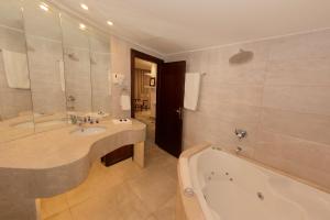 Koupelna v ubytování Royal Suites