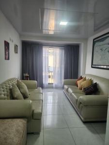 ein Wohnzimmer mit 2 Sofas und einem Fenster in der Unterkunft Apartamento en barrio noble in Pereira