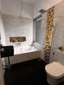 Koupelna v ubytování Casa Oceanus - Pool View Room - Ganpatipule