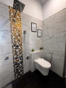 Koupelna v ubytování Casa Oceanus - Pool View Room - Ganpatipule