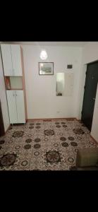 an empty room with a tile floor in a room at Apartament LUXURY Cluj in Floreşti