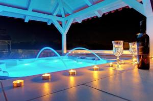 einen Tisch mit Weingläsern und eine Flasche Wein in der Unterkunft Moderne Ferienwohnung mit jacuzzi in Ližnjan