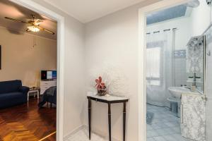 um quarto com uma casa de banho com um lavatório e uma mesa em Raf Rhome Seaside - Center 200m to the Sea em Lido di Ostia mais 40 fotografias