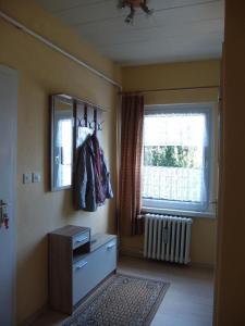 a room with a mirror and a dresser and a window at Uns Oellernhuus in Ostseebad Karlshagen