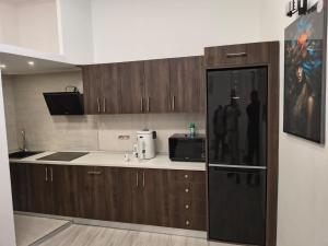 een keuken met houten kasten en een magnetron bij Brukenthal House in Sibiu