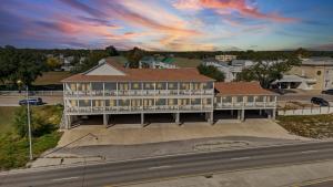 Starfish Room #1 في Pass Christian: مبنى به منحدر للتزلج أمام الشارع