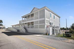 Starfish Room #1 في Pass Christian: منزل كبير على جانب الطريق