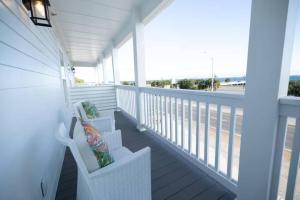 Starfish Room #1 في Pass Christian: شرفة مع كرسيين وإطلالة على المحيط +صورة واحدة