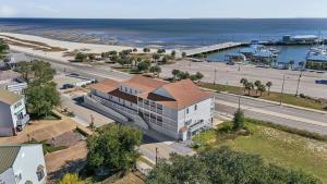 Starfish Room #1 في Pass Christian: اطلالة جوية على مبنى بجانب مرسى