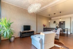 Televiisor ja/või meelelahutuskeskus majutusasutuses Apartment With a Lake View and Sauna