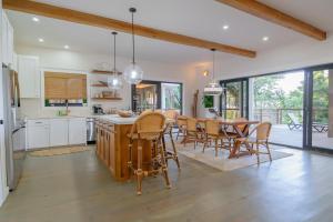 a kitchen and dining room with a table and chairs at Tesoro en la Colina in Palmetto Bay