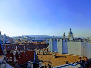 Blick auf eine Stadt mit Dächern und Gebäuden in der Unterkunft Cloud Apartment Gozsdu Budapest in Budapest