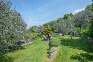 Zahrada ubytování Villa Mit Schönem Seepanorama Und Naturteich