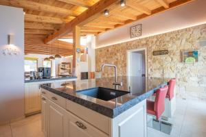 Kuchyň nebo kuchyňský kout v ubytování Villa Mit Schönem Seepanorama Und Naturteich