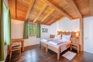 Postel nebo postele na pokoji v ubytování Villa Mit Schönem Seepanorama Und Naturteich