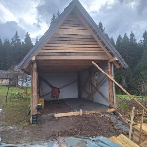 una casa en construcción con techo en Studio apartman Jelovac, en Nišići