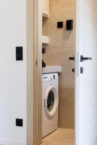 a laundry room with a washer and dryer at Suite Cigale Jaune avec terrasse et piscine à Antibes in Antibes