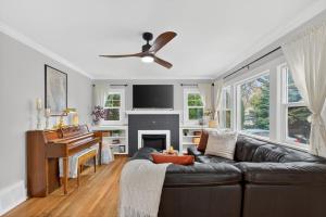 Χώρος καθιστικού στο Warm and Inviting 3BR Craftsman with Big Kitchen