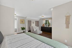 Ένα ή περισσότερα κρεβάτια σε δωμάτιο στο Warm and Inviting 3BR Craftsman with Big Kitchen