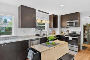 Η κουζίνα ή μικρή κουζίνα στο Warm and Inviting 3BR Craftsman with Big Kitchen