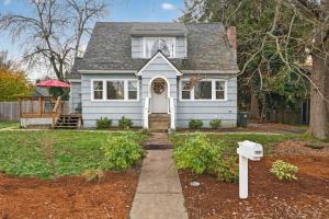 Κήπος έξω από το Warm and Inviting 3BR Craftsman with Big Kitchen