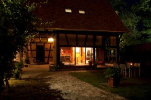 a house at night with the lights on at B&B Le Lodge in Bourgheim