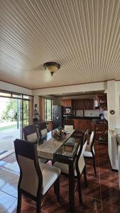a living room with a dining room table and chairs at Casa campestre cerca de termales con WiFi y parqueadero in Santa Rosa de Cabal