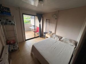 Ένα ή περισσότερα κρεβάτια σε δωμάτιο στο Tu casa de habitación en La Virgen de Sarapiquí