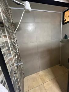 Ένα μπάνιο στο Tu casa de habitación en La Virgen de Sarapiquí