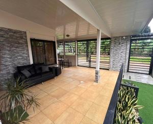 Χώρος καθιστικού στο Tu casa de habitación en La Virgen de Sarapiquí