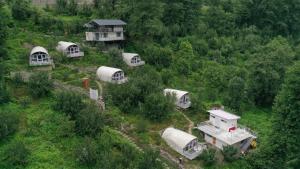 una vista aérea de una casa con cúpulas en The Lush Pods, en Jāmb