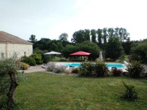une cour avec une piscine et une maison dans l'établissement Gîte Braunis 4 étoiles, à Bourran